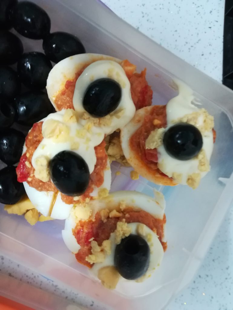 Rellenando huevos